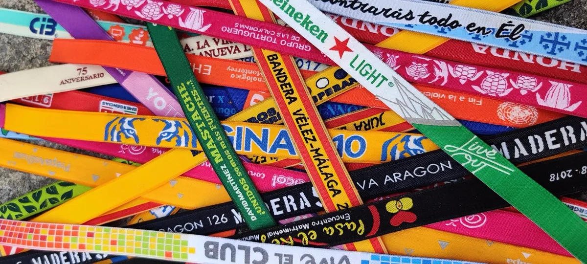 Pulseras bordadas de colores